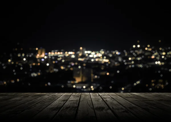 Houten plank boven phuket stad bij nacht — Stockfoto