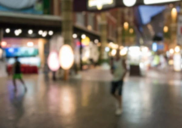 Pessoas desfocadas andando no shopping center — Fotografia de Stock