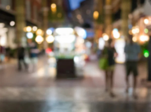 Pessoas desfocadas andando no shopping center — Fotografia de Stock