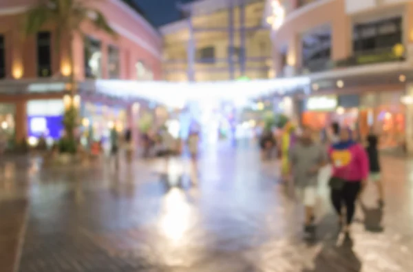 Pessoas desfocadas andando no shopping center — Fotografia de Stock