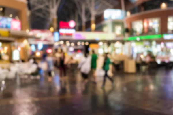 Persone sfocate che camminano nel centro commerciale — Foto Stock