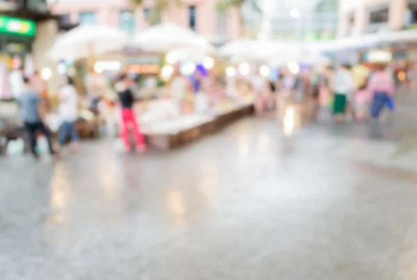 Pessoas desfocadas andando no shopping center — Fotografia de Stock