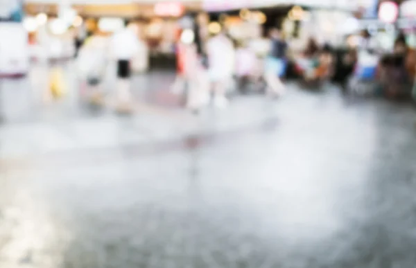 Persone sfocate che camminano nel centro commerciale — Foto Stock