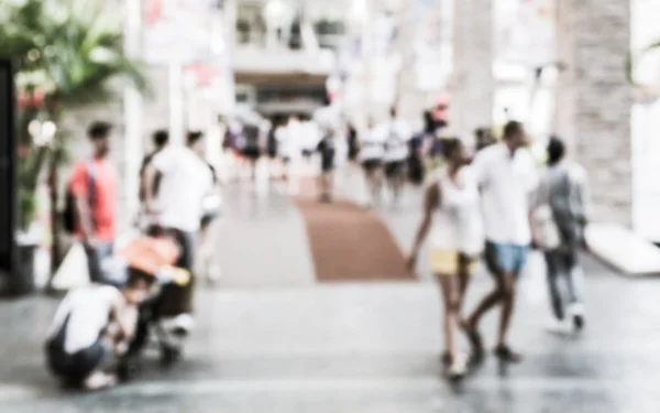 Bulanık insanlar alışveriş merkezinde yürüyüş — Stok fotoğraf