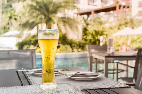 Um copo de cerveja na mesa — Fotografia de Stock