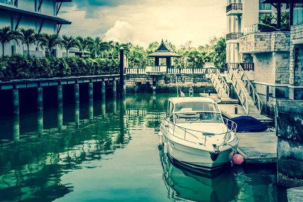 Barco de velocidad blanca en el muelle, fotografía de estilo vintage — Foto de Stock