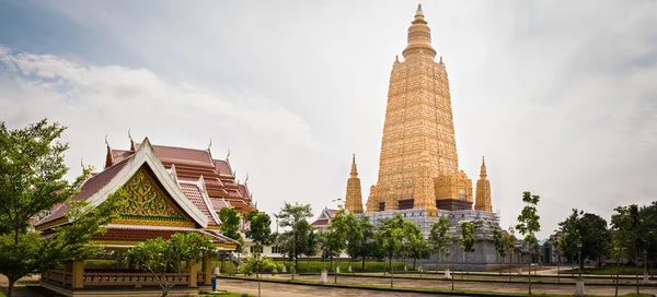 Panorama de pagoda en el templo Mahatad Vachirjalá kol, Krabi, tailandés —  Fotos de Stock