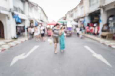 Sokakta yürüyen bulanık insanlar