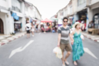 Sokakta yürüyen bulanık insanlar