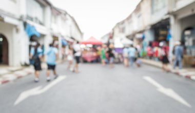 Sokakta yürüyen bulanık insanlar