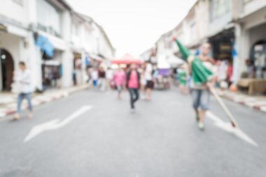 Sokakta yürüyen bulanık insanlar