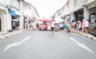 Sokakta yürüyen bulanık insanlar