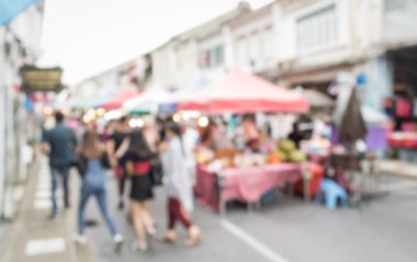 Sokakta yürüyen bulanık insanlar