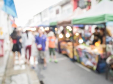 Sokakta yürüyen bulanık insanlar