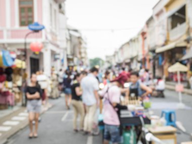 Sokakta yürüyen bulanık insanlar