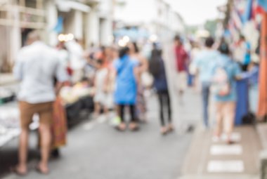 Sokakta yürüyen bulanık insanlar