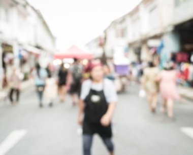 Sokakta yürüyen bulanık insanlar