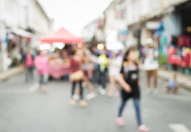 Sokakta yürüyen bulanık insanlar