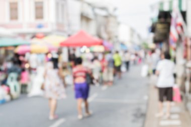 Sokaktaki insanlar bulanıktı.