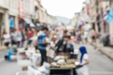 Sokaktaki insanlar bulanıktı.