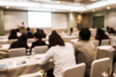 Toplantı odasında bulanık insanlar