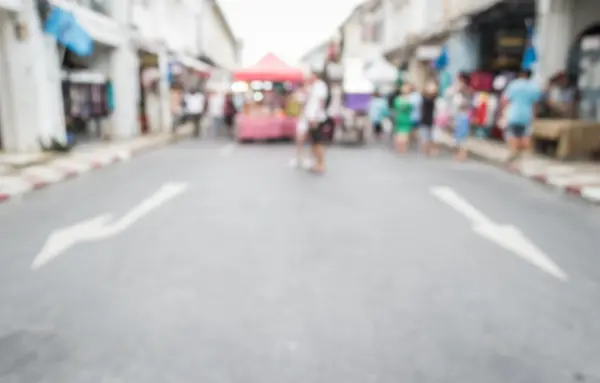 Размытые люди, идущие по улице — стоковое фото