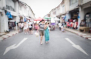 Sokakta yürüyen bulanık insanlar