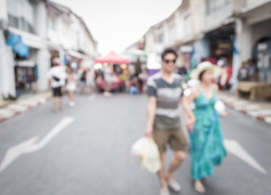 Sokakta yürüyen bulanık insanlar