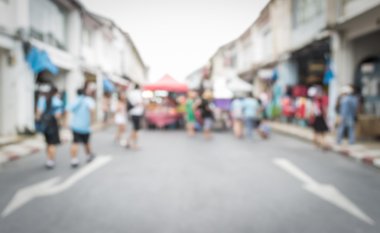 Sokakta yürüyen bulanık insanlar