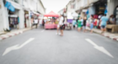 Sokakta yürüyen bulanık insanlar