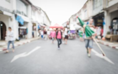 Sokakta yürüyen bulanık insanlar