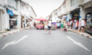 Sokakta yürüyen bulanık insanlar