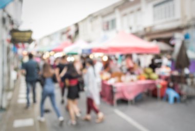 Sokakta yürüyen bulanık insanlar