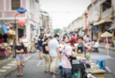 Sokakta yürüyen bulanık insanlar