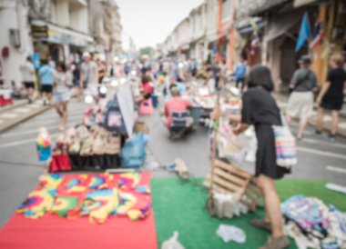 Sokakta yürüyen bulanık insanlar