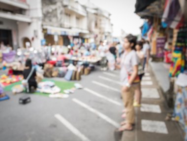 Sokaktaki insanlar bulanıktı.