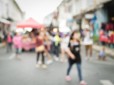 Sokakta yürüyen bulanık insanlar