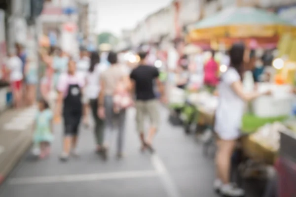 Des gens flous marchant dans la rue — Photo