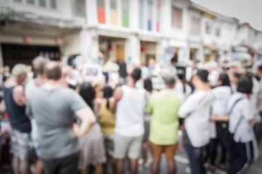 İnsanlar sokakta bulanık kalabalık 