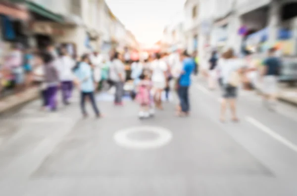 Pessoas desfocadas na rua em phuket cidade velha — Fotografia de Stock