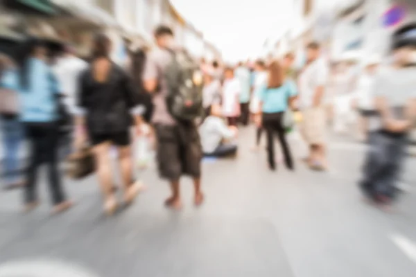 La gente borrosa en la calle en phuket casco antiguo —  Fotos de Stock