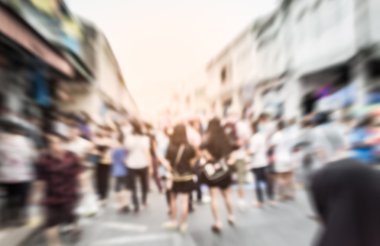 İnsanlar sokakta bulanık kalabalık 