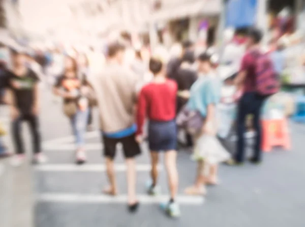 Multitud borrosa de gente en la calle —  Fotos de Stock