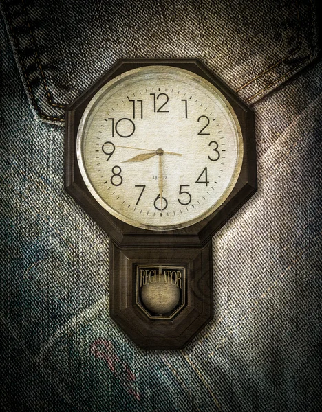 Orologio vintage su sfondo jeans — Foto Stock