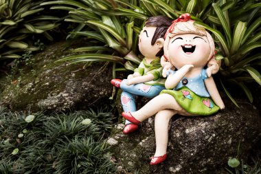 Seramik bebek bahçede dekore edilmiştir