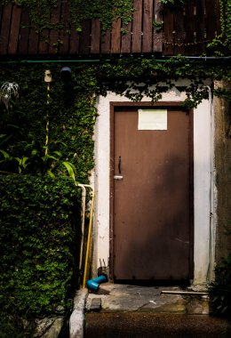 Bir binanın arkasındaki ahşap kapı