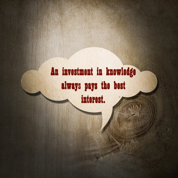 Ahşap arka plan bulutla kağıt üzerinde anlamlı alıntı