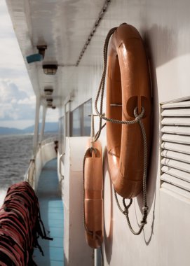 Güvenlik ekipmanları ile cruise tarafından seyahat