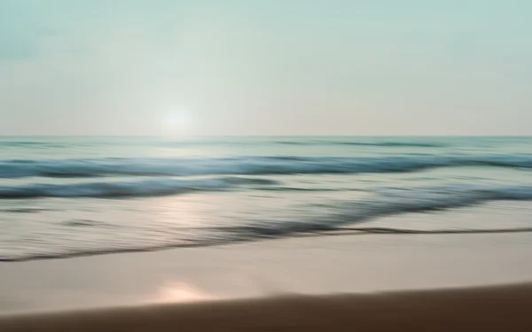 Un paisaje marino abstracto con un fondo borroso de movimiento panorámico — Foto de Stock