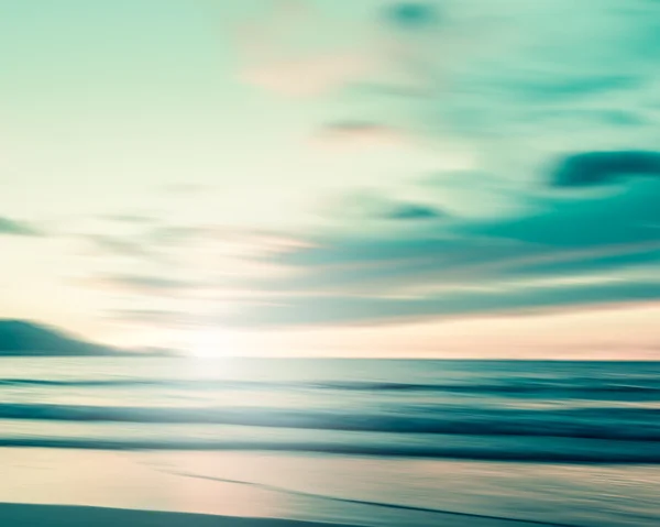 Un paisaje marino abstracto con un fondo borroso de movimiento panorámico — Foto de Stock